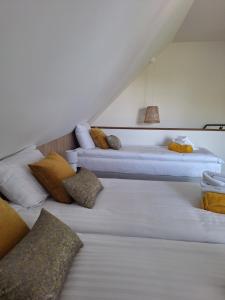 Dos camas con almohadas en una habitación. en Apartamenty Kukinia33, en Kukinia
