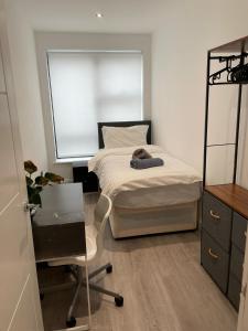 a bedroom with a bed and a desk and a chair at 1 Bedroom Apartment By Brookland Stays Serviced Accommodation Short Lets Essex With Free WIFI in Brentwood