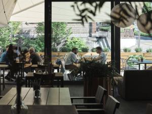 穆尔滕穆尔登酒店的一群人坐在餐厅的桌子旁