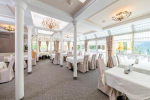 Reštaurácia alebo iné gastronomické zariadenie v ubytovaní Übergossene Alm Resort