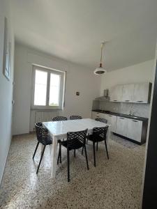 Η κουζίνα ή μικρή κουζίνα στο Casa Letrei +1 φωτογραφίες