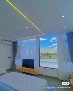 Yunqi Canghai Yunyin Secret Realm Jianbai Art Designer Travel and Vacation Beautiful Homestay Erhai Store的电视和/或娱乐中心