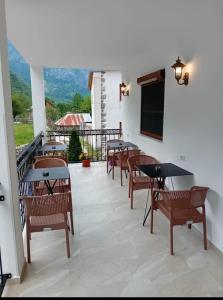 Nespecifikovaný výhled na hory nebo výhled na hory při pohledu z hotelu