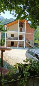 Nespecifikovaný výhled na hory nebo výhled na hory při pohledu z hotelu