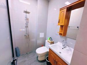 Yunqi Canghai Yunyin Secret Realm Jianbai Art Designer Travel and Vacation Beautiful Homestay Erhai Store的一间浴室