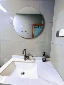 Yunqi Canghai Yunyin Secret Realm Jianbai Art Designer Travel and Vacation Beautiful Homestay Erhai Store的一间浴室