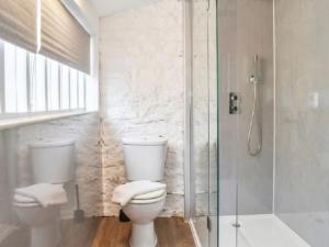Ένα μπάνιο στο The Lean-To House