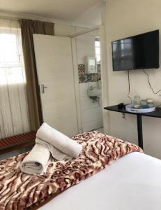 TV a/nebo společenská místnost v ubytování REDPillars Private double ensuite rooms