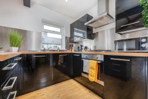 Dapur atau dapur kecil di Chic 2 Bedroom House in the Heart of Cardiff