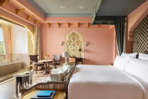 Raffles Jaipur客房内的一张或多张床位
