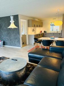 una sala de estar con un sofá y una mesa en Modern house in Billund, en Billund