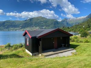 Cabaña con vistas al lago y a las montañas en Veganeset Camping, en Balestrand
