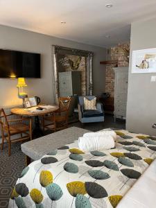 布罗德斯泰Rooms at number one的带床的客厅和餐厅