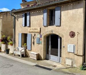 a building with a bench in front of it at Le Perchoir in Mérindol