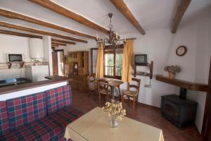 a kitchen and living room with a table and a counter at Casa Loles in Capileira