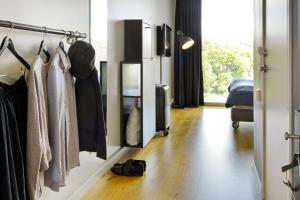 a room with a hallway with a closet at Scandic Vulkan in Oslo