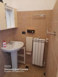 un bagno con lavandino, WC e specchio di DOMUS Pescara a Pescara Altre 4 foto