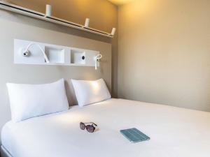 Postel nebo postele na pokoji v ubytování ibis budget Nancy Porte Sud