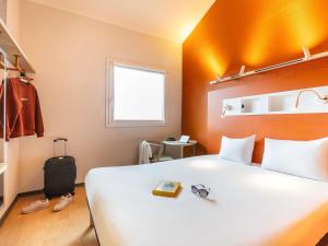 Postel nebo postele na pokoji v ubytování ibis budget Nancy Porte Sud