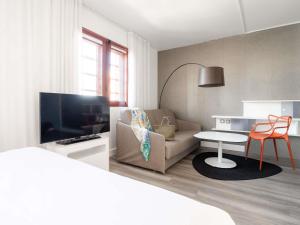 Телевизор и/или развлекательный центр в Novotel Suites Perpignan Centre
