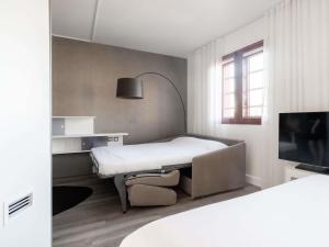 Кровать или кровати в номере Novotel Suites Perpignan Centre