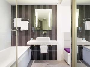 Ванная комната в Novotel Suites Perpignan Centre