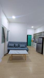 un soggiorno con un divano blu e un tavolo di Casa de la Siesta - BNB set up a Ban Nasap
