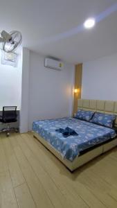 una camera con un letto in una stanza con un ventilatore di Casa de la Siesta - BNB set up a Ban Nasap Altre 12 foto