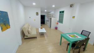 un soggiorno con un tavolo e una sedia di Casa de la Siesta - BNB set up a Ban Nasap