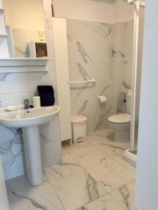 Kúpeľňa v ubytovaní Los Angeles 3 Bed Apartment with Pool
