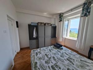 une chambre avec un lit et une fenêtre dans l'établissement Boka view Heritage Apartment, à Herceg-Novi