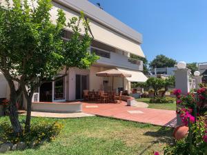 a courtyard of a building with a table and chairs at Hotel Aki in Loutra Edipsou