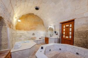 Koupelna v ubytování MDC Cave Hotel