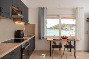 a kitchen with a view of the beach at SeaView Apartment 4 in Psilí Ámmos