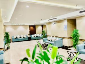 una hall con divani e piante blu di فندق ضيافة منى المشاعر الفندقية a Al Khansāk