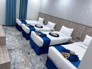 un gruppo di 4 posti letto in una camera d'albergo di فندق ضيافة منى المشاعر الفندقية a Al Khansāk