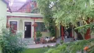 a house with a table and chairs in the yard at Diána Apartmanház in Keszthely