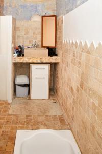 a bathroom with a sink and a bath tub at Chambre dans maison de village in Fitou