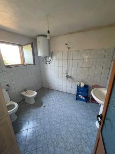 un bagno con due WC e un lavandino di vacation house a Fier