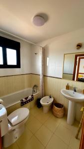 Un baño con inodoro, bidé y lavabo. en Wara House Fuerteventura, en La Oliva