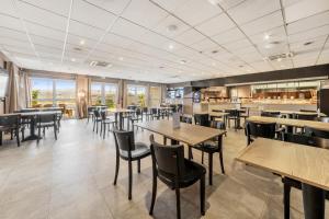 Restoran või mõni muu söögikoht majutusasutuses Comfort Hotel Orleans Saran