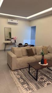 Photo de la galerie de l'établissement شقة أنيقة بصالة وغرفة نوم مع جلسة خارجية, à Abha