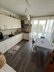 cocina con mesa, mesa y sillas en Útulný byt blízko centra, en Trenčín