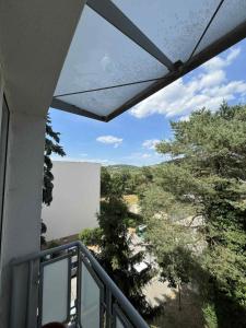 una vista desde el balcón de una casa en Útulný byt blízko centra, en Trenčín