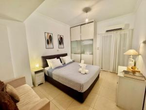 ピレウスにあるMarina Zeas Spacious Two Bedroom Apartmentのテディベアのベッドがある寝室