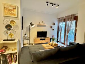 ピレウスにあるMarina Zeas Spacious Two Bedroom Apartmentのソファとテレビのあるリビングルーム
