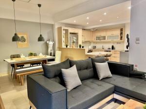 ピレウスにあるMarina Zeas Spacious Two Bedroom Apartmentのソファとキッチンのあるリビングルーム