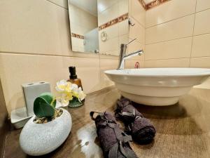 ピレウスにあるMarina Zeas Spacious Two Bedroom Apartmentの白い洗面台と鏡のあるバスルーム +52枚の写真