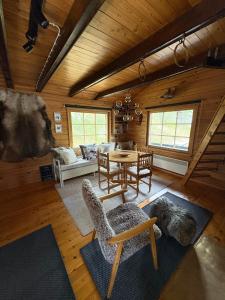 a living room with a table and chairs in a cabin at Villa Aiku in Leppäjärvi