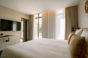 Postel nebo postele na pokoji v ubytování Hotel Laperouse